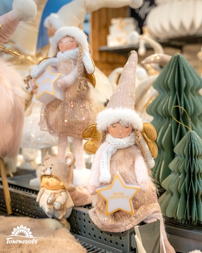 Figurines de Noël en vêtements chauds avec des décorations festives.